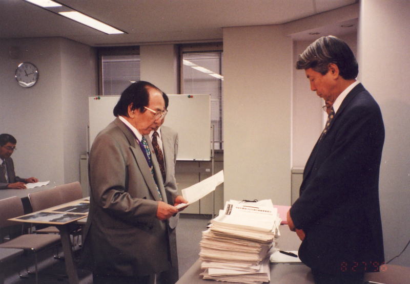 96年8月27日、県当局に署名を提出する竹岡会長
