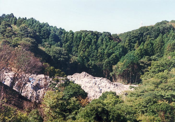 ヒノキ沢の谷からあふれ出しそうな産廃の山